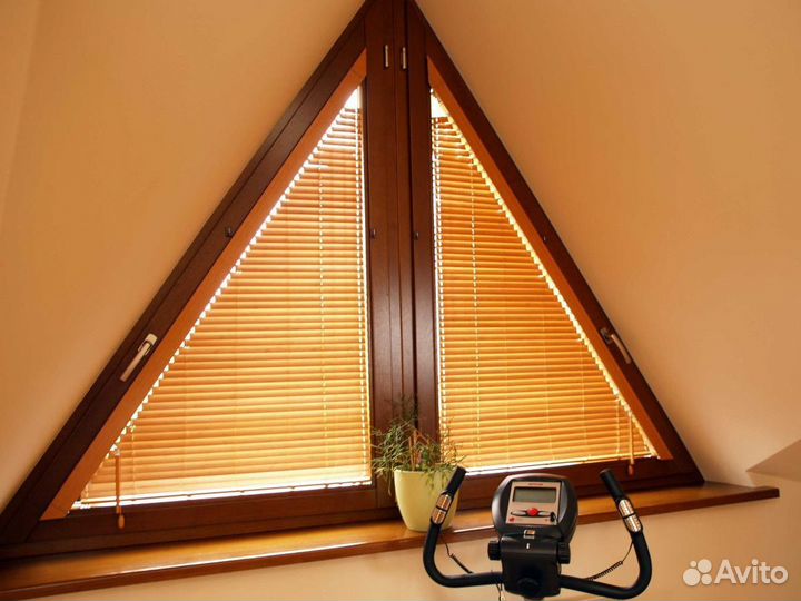 Окно треугольное пвх золотой дуб