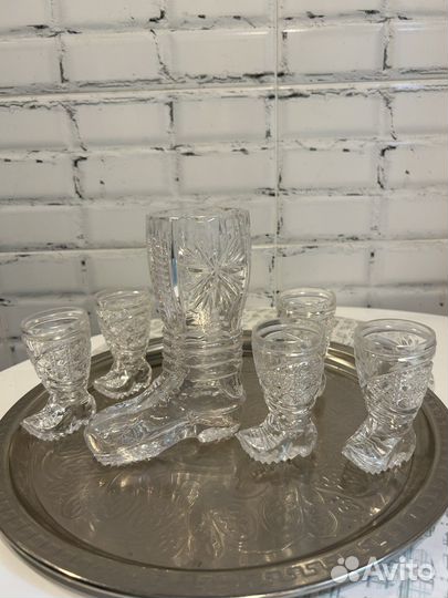 Хрустальные рюмки сапожки и графин сапог