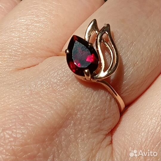 Золотое кольцо с гранатом