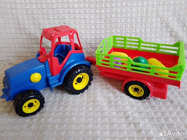 Игрушка трактор большой