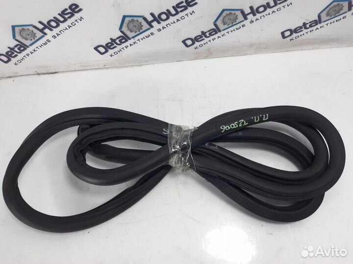 Уплотнитель двери передний правый Skoda Octavia A5