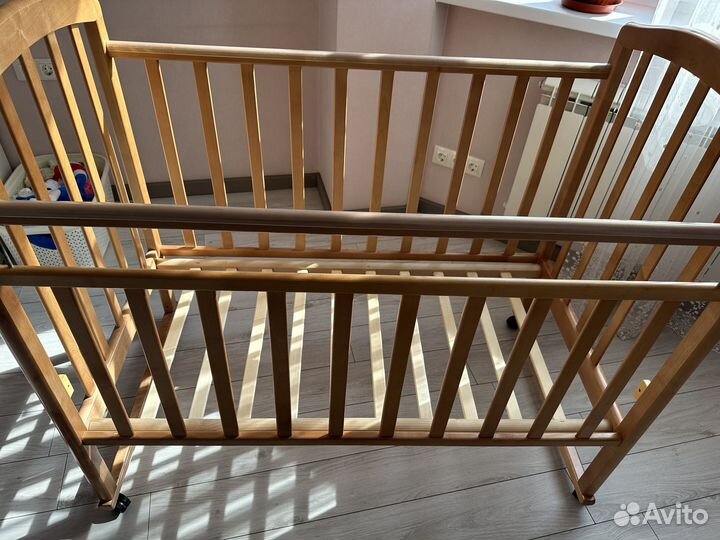 Детская кроватка с поперечным маятником