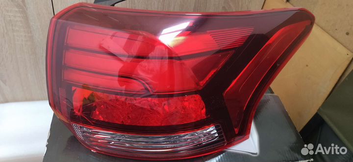 Фонарь задний правый Stanley w2869 для mitsubishi