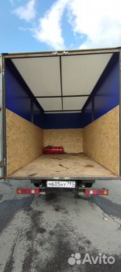 Водитель со своим грузовым авто 3.5