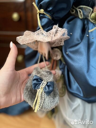 Кукла фарфоровая