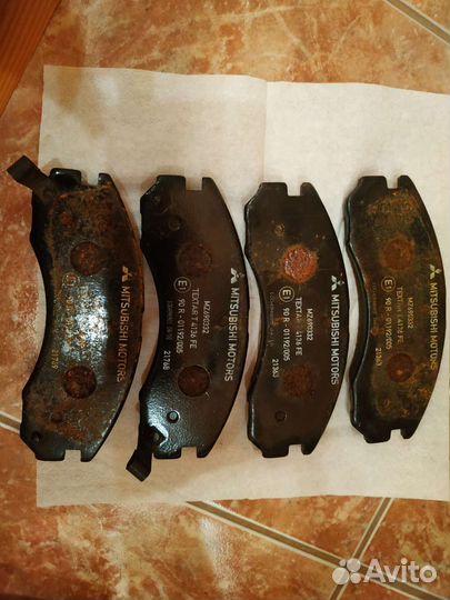 Передние и задние тормозные колодки на mitsubishi