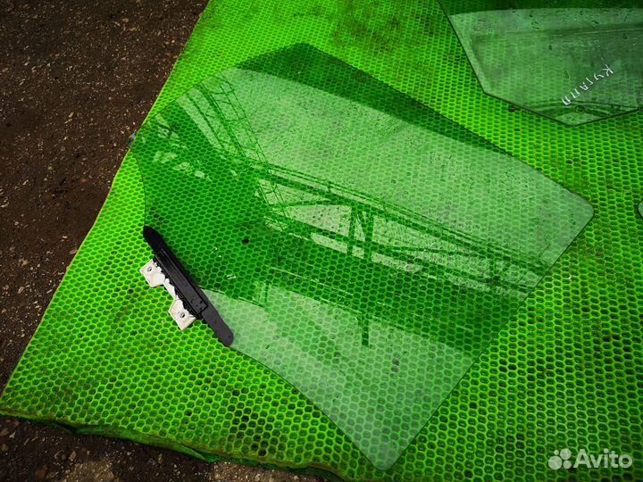 Стекло боковое двери для Ford Kuga 12-19