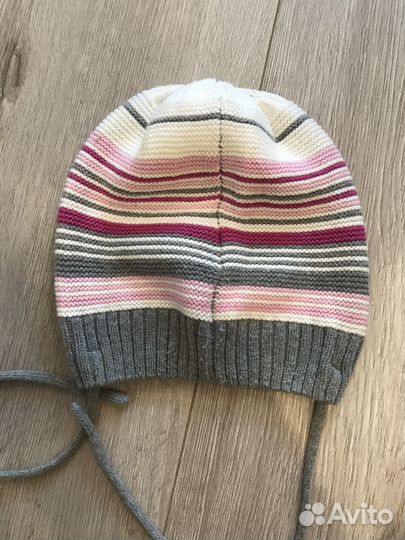 Шапки демисезонные для девочки 46-48. 50