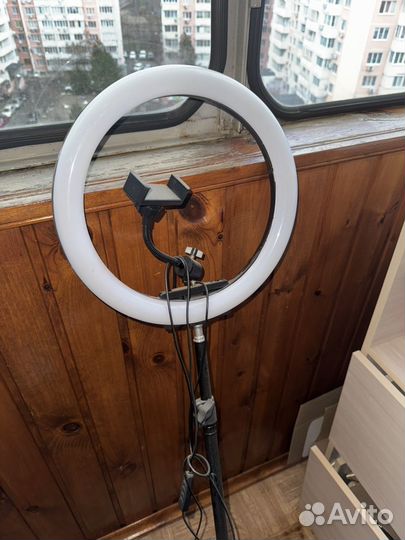 Штатив с кольцевой лампой