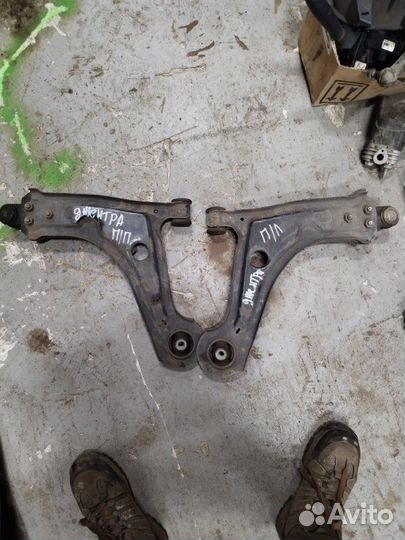 Рычаг подвески передний левый Daewoo Gentra B15D2