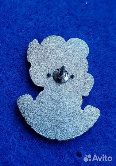 Олимпийский мишка факелоносец в красном