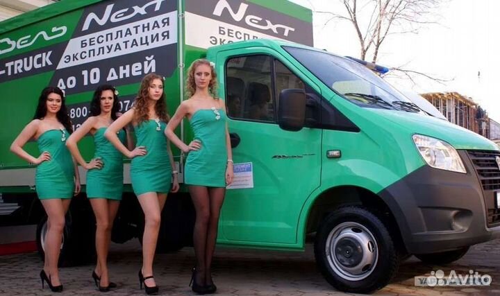 Водитель на своем грузовом авто