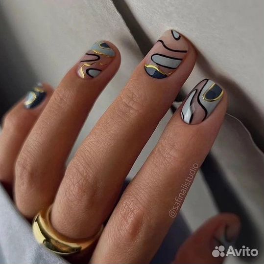 Модель на маникюр