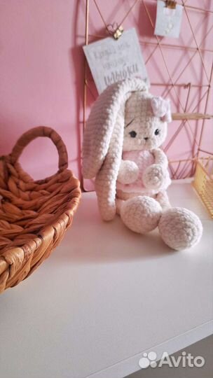 Вязаный зайка ручной работы