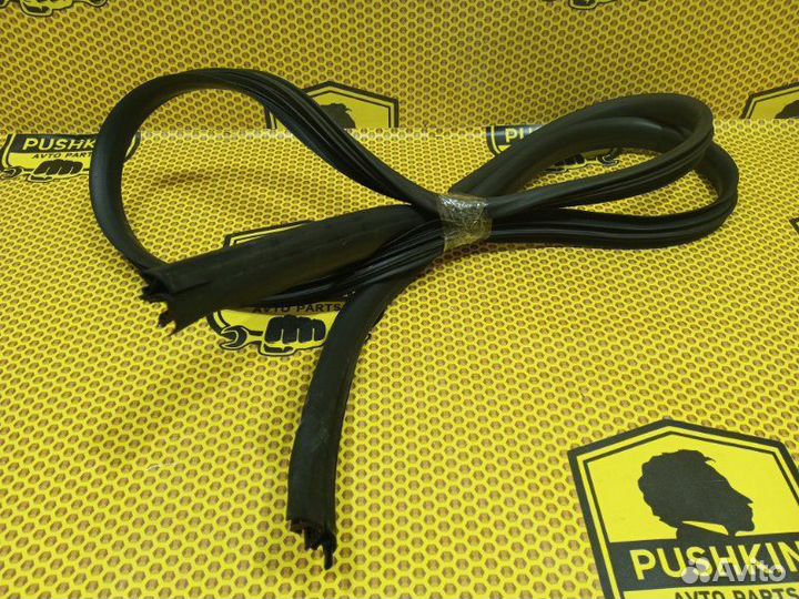 Уплотнитель двери на проем задний правый Renault