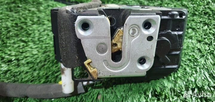 Замок боковой двери передний левый Nissan Tiida