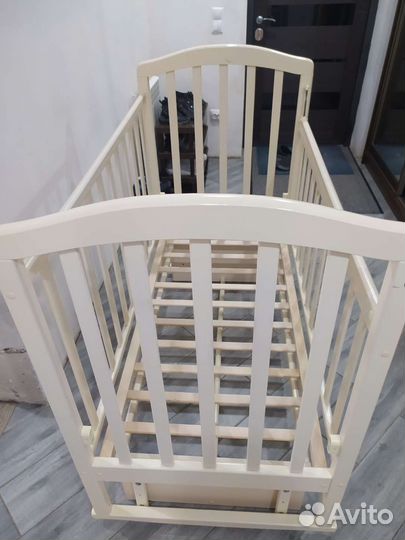 Детская кроватка с поперечным маятником