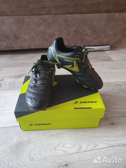 Детские футбольные бутсы