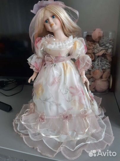Кукла фарфоровая