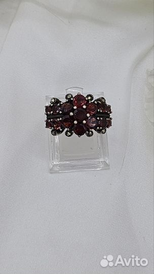 Серебряное кольцо с нат. гранатами р. 17