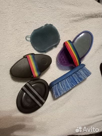 Набор щеток для чистки лошади