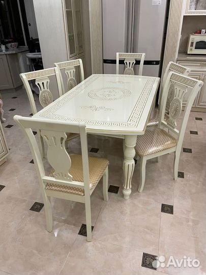 Кухонный стол и стулья