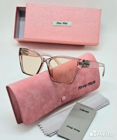 Солнцезащитные очки Miu Miu