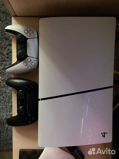 Sony PS5 с дисководом и с двумя геймпадами