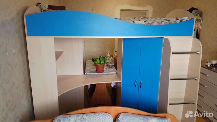 Детская кровать чердак со столом и шкафом