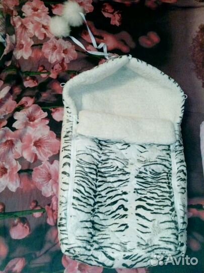 Конверт из овчины с завязками -пампушками на капюш