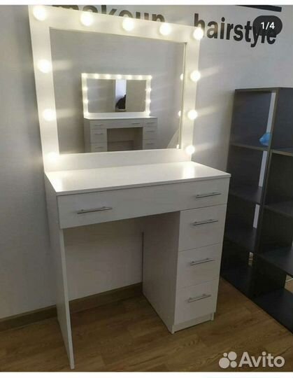 Туалетный столик с зеркалом новый