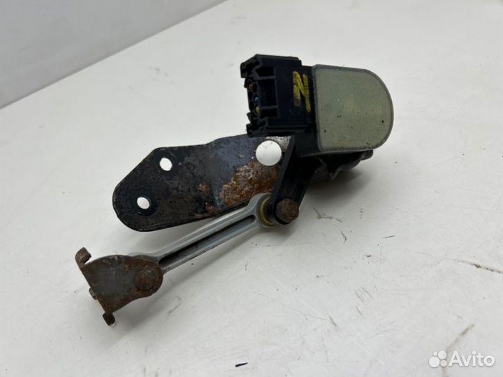 Датчик высоты дорожного просвета Audi A8 D3