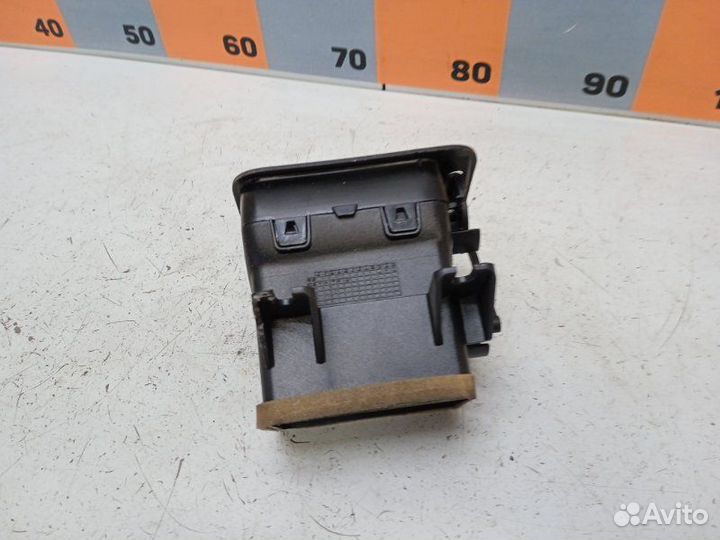 Дефлектор воздушный правый Nissan Primera P11 1.6