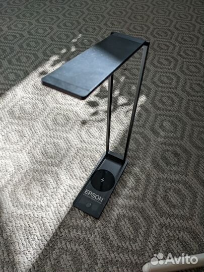 Настольная лампа с беспроводной зарядкой