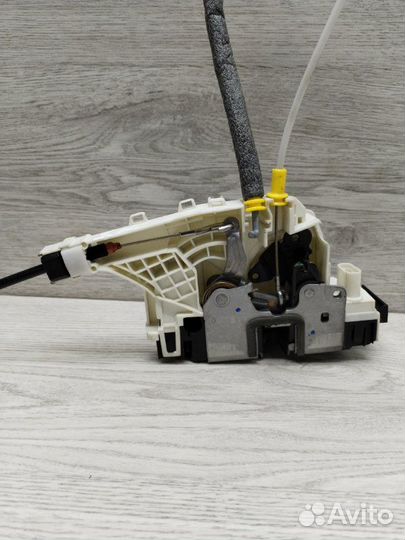 Замок двери передний правый Mercedes Sprinter 906