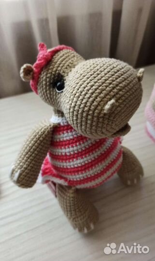 Игрушка бегемот вязаный