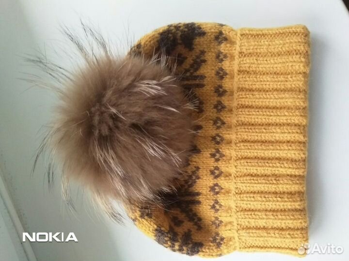 Вязаная зимняя шапка с меховым помпоном