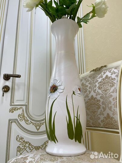 Ваза напольная с барельефными ромашками