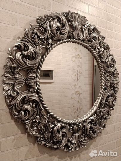 Зеркало в резной раме