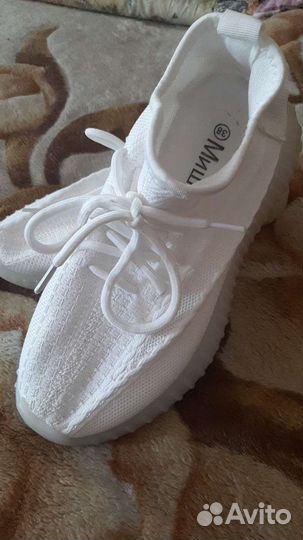 Кроссовки женские