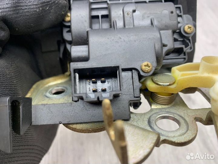 Замок багажника Audi A6 C6 caha 2.0 TDI 2011