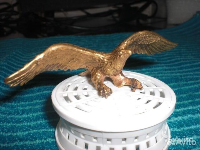 Брелок бронза бронзовый бокал и орел