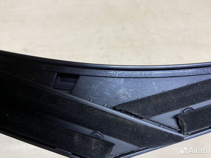 Молдинг задней правой двери Toyota Alphard 3