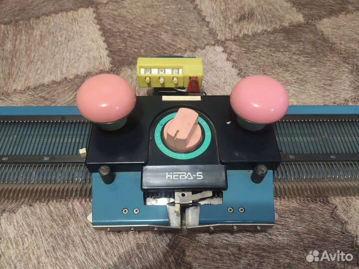 Вязальная машинка нева 5