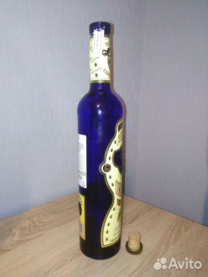 Красивая бутылка. Синее стекло