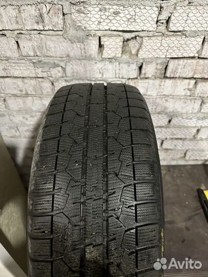 Toyo Observe Garit GIZ 215/50 R17