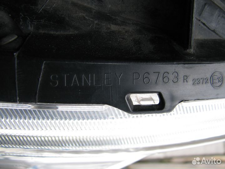 Nissan Tiida C11 Фара передняя правая ксенон