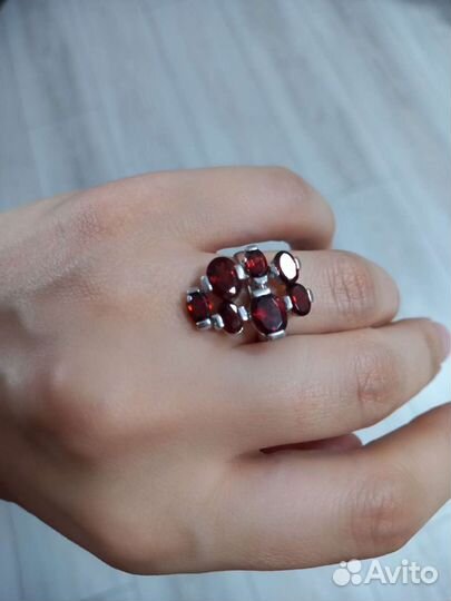 Серебряное кольцо с красными камнями