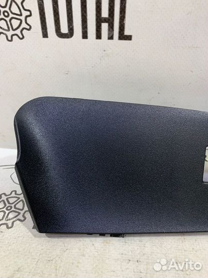 Накладка кнопки стеклоподъемника передняя правая