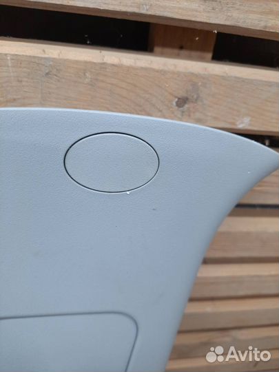 Обшивка центральной стойки правая верхняя 7211A198